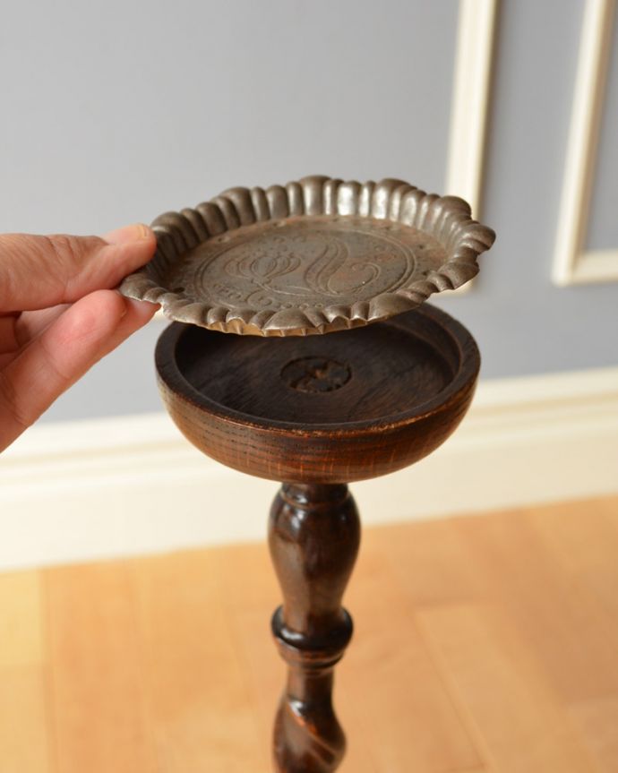 めずらしい家具 アンティーク家具 英国アンティーク雑貨、ツイストラインの美しい木製の灰皿スタンド(アッシュトレイ)。アンティークは新品ではないので、経年変化によるキズはありますが、専門の職人によって目立たないようにキレイにお直しをしています。(x-828-f)
