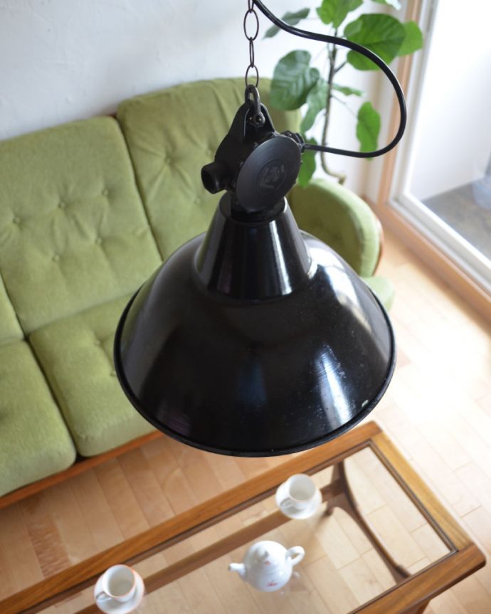 ペンダントライト 照明・ライティング 生まれは、ドイツ!ブラックカラーのヴィンテージエナメルランプ(E26球付き)。北欧インテリアが好きな方、そしてカフェスタイルにもオススメのランプです。(x-828-z)