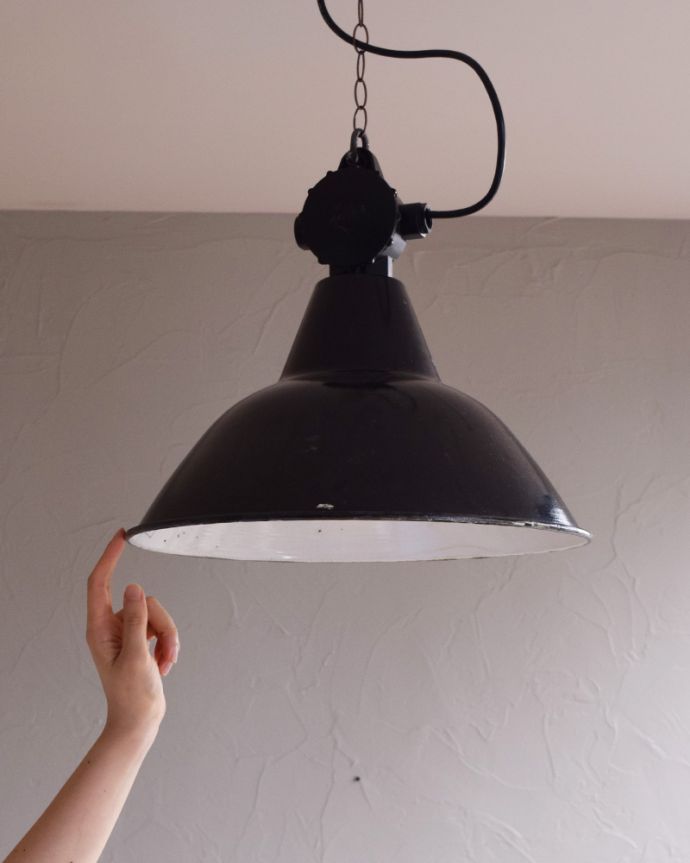 ペンダントライト 照明・ライティング 生まれは、ドイツ!ブラックカラーのヴィンテージエナメルランプ(E26球付き)。引っ掛けシーリングのタイプに加工してお届けしますので、リビングやダイニングテーブルの上などお好きな場所に簡単に取り付けてみてください。(x-828-z)