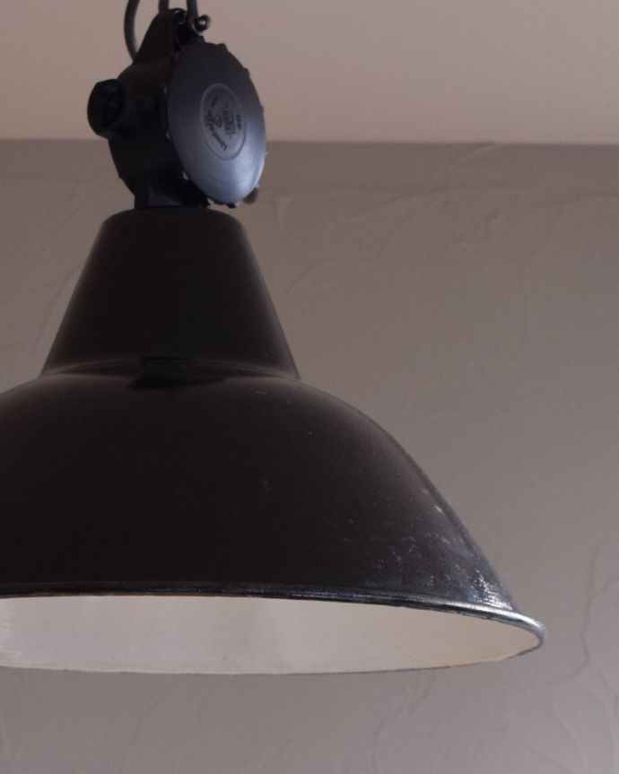 ペンダントライト 照明・ライティング 生まれは、ドイツ!ブラックカラーのヴィンテージエナメルランプ(E26球付き)。塗装のムラ、縁のサビが新しいものには出せない、何とも良い雰囲気です。(x-828-z)