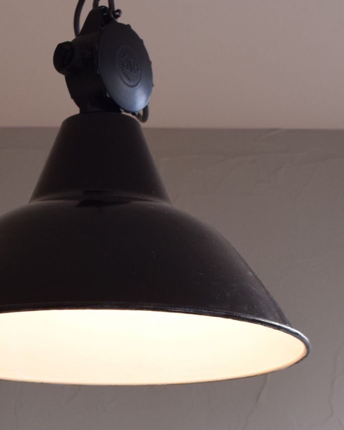 ペンダントライト 照明・ライティング 生まれは、ドイツ!ブラックカラーのヴィンテージエナメルランプ(E26球付き)。シェードの内側は、ホワイトに仕上がっているので、明るいです。(x-828-z)