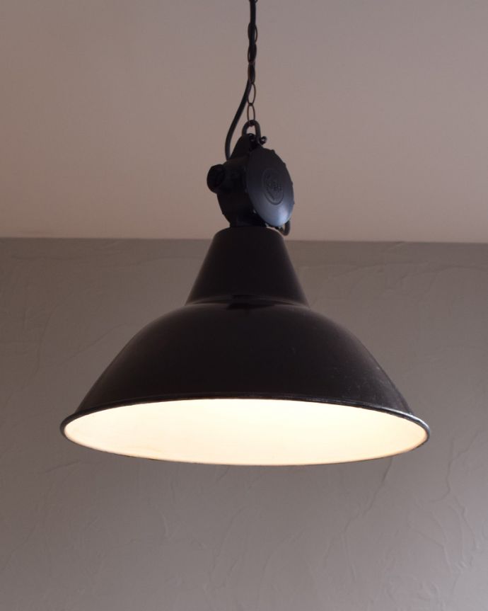 ペンダントライト 照明・ライティング 生まれは、ドイツ!ブラックカラーのヴィンテージエナメルランプ(E26球付き)。ホーローのもつ重厚感が何ともクールでカッコいいんです。(x-828-z)
