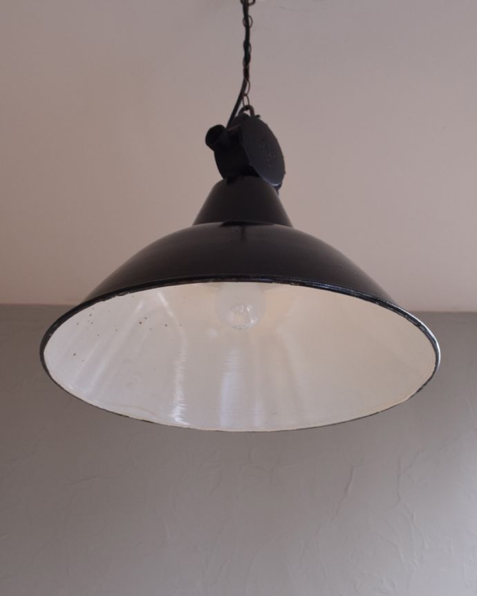 ペンダントライト 照明・ライティング 生まれは、ドイツ!ブラックカラーのヴィンテージエナメルランプ(E26球付き)。オーバーホール済みなので安心してお使い頂けます。(x-828-z)