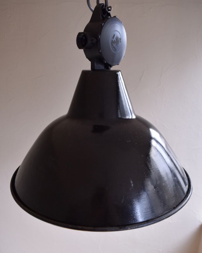 ペンダントライト 照明・ライティング 生まれは、ドイツ!ブラックカラーのヴィンテージエナメルランプ(E26球付き)。アンティークのため、多少の欠け・傷がある場合がありますが、使用上問題はありませんので、ご了承下さい。(x-828-z)