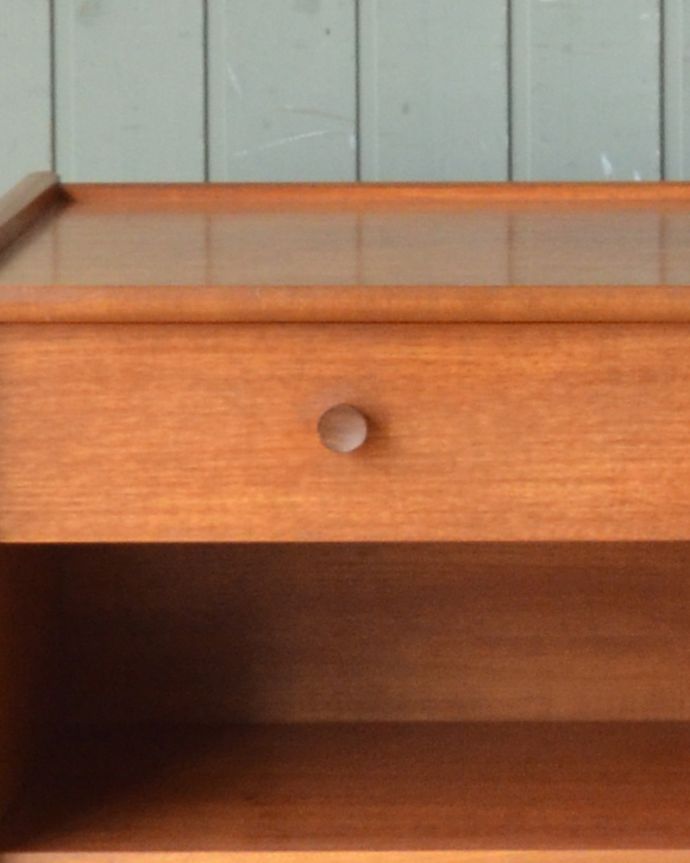 アンティークのキャビネット　アンティーク家具　北欧スタイルのヴィンテージ家具、収納たっぷりのテレフォンベンチ、ネイサン社の（テレフォンシート）。引き出しの取っ手は小さな木製です。(x-829-f)