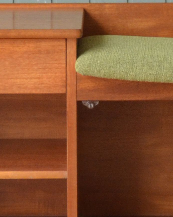 アンティークのキャビネット　アンティーク家具　北欧スタイルのヴィンテージ家具、収納たっぷりのテレフォンベンチ、ネイサン社の（テレフォンシート）。扉にはマグネットが付いているので、開け閉めがスムーズです。(x-829-f)