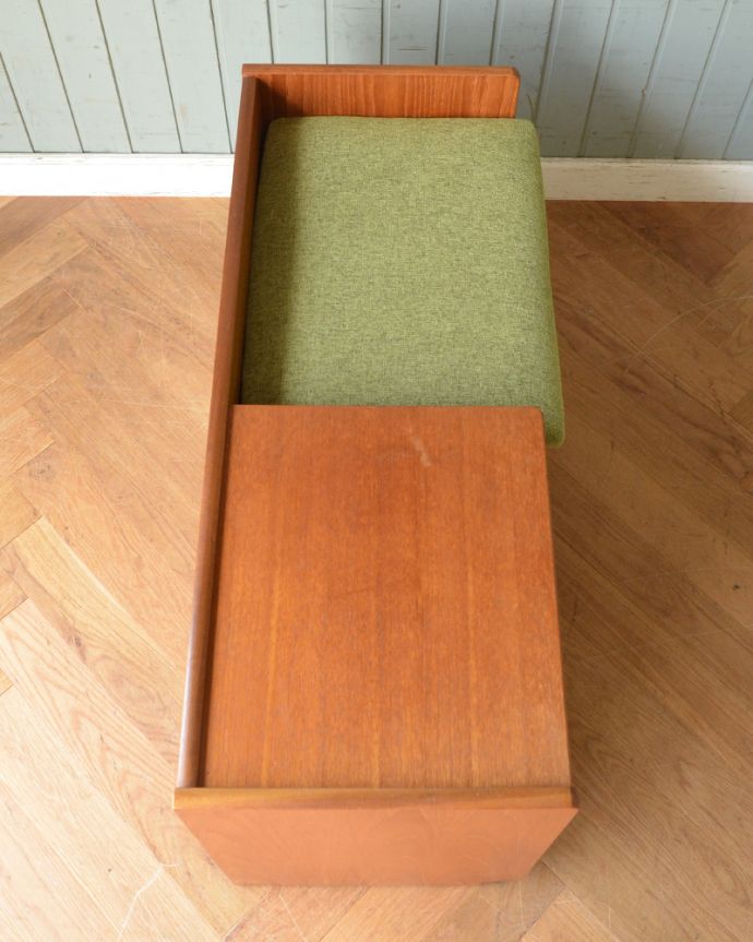 アンティークのキャビネット　アンティーク家具　北欧スタイルのヴィンテージ家具、収納たっぷりのテレフォンベンチ、ネイサン社の（テレフォンシート）。座面はクッション付きのタイプ。(x-829-f)