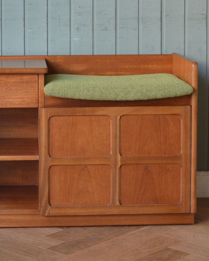 アンティークのキャビネット　アンティーク家具　北欧スタイルのヴィンテージ家具、収納たっぷりのテレフォンベンチ、ネイサン社の（テレフォンシート）。北欧家具のお部屋にピッタリ！男女ともに人気のシンプルでスタイリッシュなインテリアです。(x-829-f)