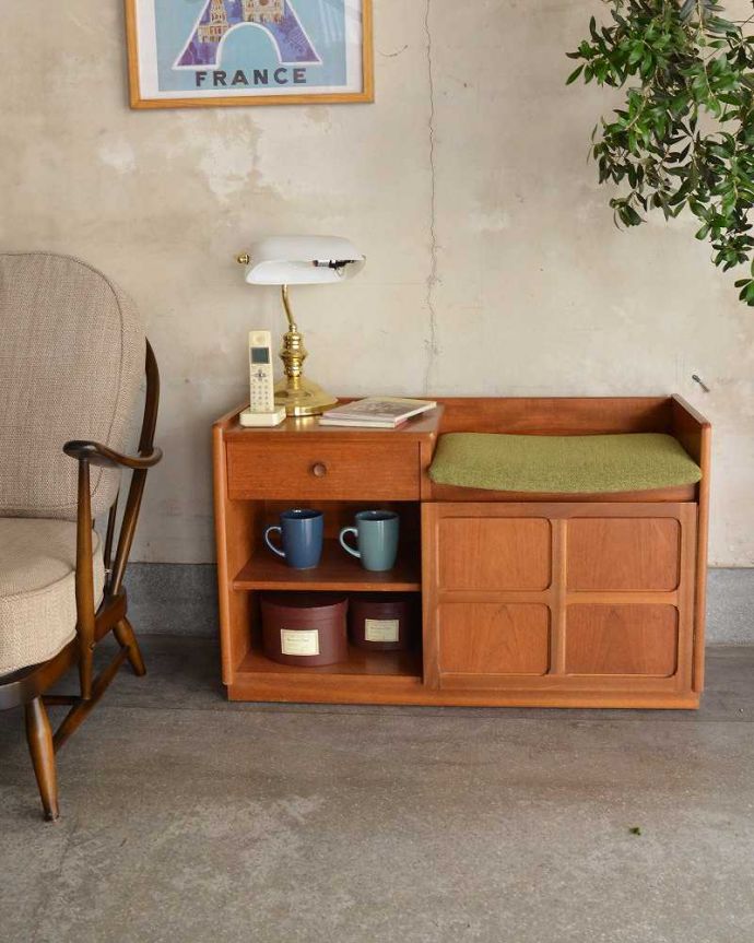 アンティークのキャビネット　アンティーク家具　北欧スタイルのヴィンテージ家具、収納たっぷりのテレフォンベンチ、ネイサン社の（テレフォンシート）。デザイン性の高いおシャレ家具どこに置いてもとにかく目を惹くおシャレなデザイン。(x-829-f)