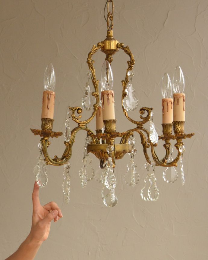 シャンデリア 照明・ライティング フランスで出会ったアンティーク シャンデリア(6灯)(E17シャンデリア球付)。このシャンデリアは、重さが5kgを超えていますので、電気屋さんによる直結工事が必要です。(x-829-z)