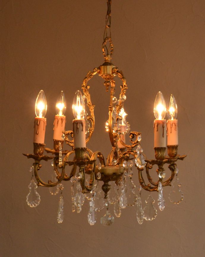 シャンデリア 照明・ライティング フランスで出会ったアンティーク シャンデリア(6灯)(E17シャンデリア球付)。灯りが灯るとさらにゴージャスな雰囲気になります。(x-829-z)