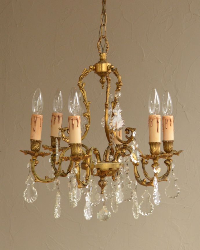 シャンデリア 照明・ライティング フランスで出会ったアンティーク シャンデリア(6灯)(E17シャンデリア球付)。たっぷり付いたガラスのアクセサリーのゆらめきがロマンチックです。(x-829-z)