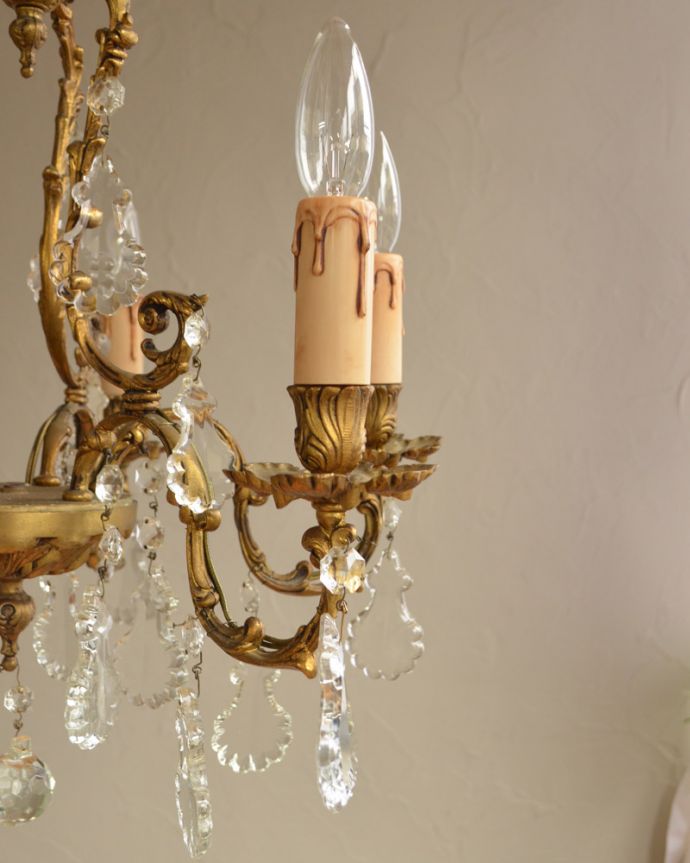 シャンデリア 照明・ライティング フランスで出会ったアンティーク シャンデリア(6灯)(E17シャンデリア球付)。昼間は灯りをつけなくても、太陽の光でキラキラと輝きます。(x-829-z)