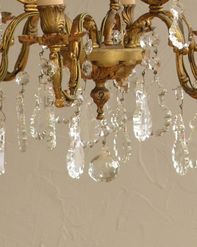 シャンデリア 照明・ライティング フランスで出会ったアンティーク シャンデリア(6灯)(E17シャンデリア球付)。ドロップ形のカットのガラスのビーズがキラキラキレイに輝きます。(x-829-z)
