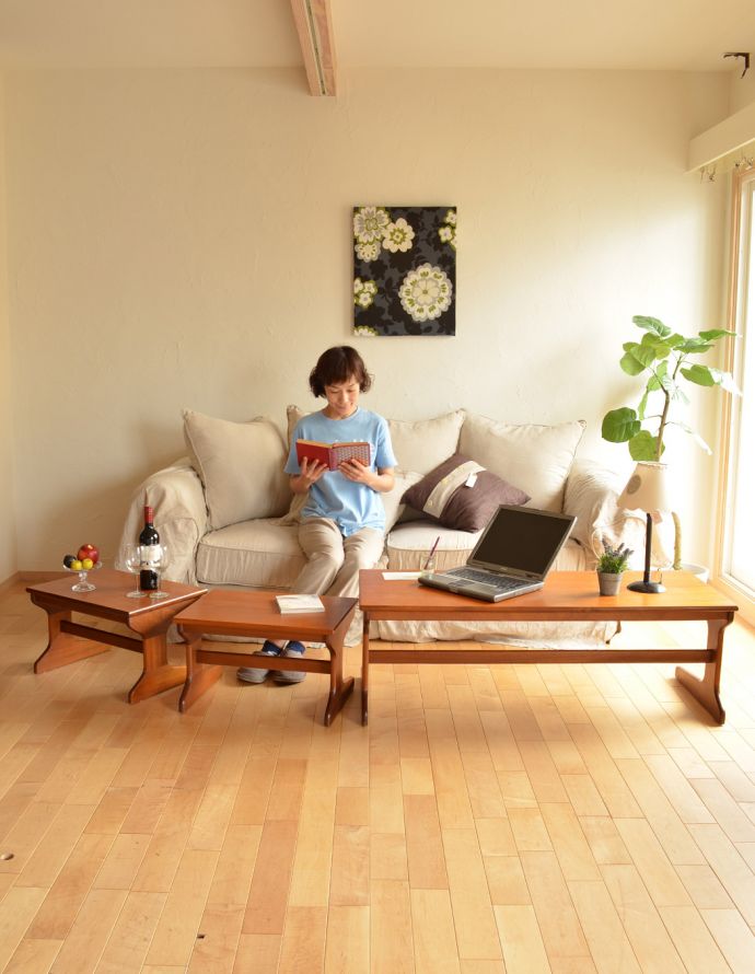 ロイドテーブル アンティーク家具 アンティークの北欧家具、カッコいいヴィンテージネストテーブル(3台セット)。大きいテーブルはソファの前に小さなテーブルはベッドの横にとお家の色々なところで役に立ってくれます。(x-834-f)