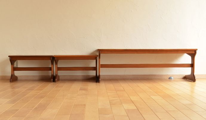 ロイドテーブル アンティーク家具 アンティークの北欧家具、カッコいいヴィンテージネストテーブル(3台セット)。大・小サイズのテーブルをセットでお届けします。(x-834-f)