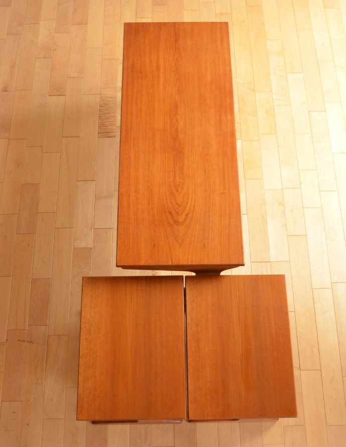 ロイドテーブル アンティーク家具 アンティークの北欧家具、カッコいいヴィンテージネストテーブル(3台セット)。モダンでかっこいいテーブルが3つセットで届きます。(x-834-f)