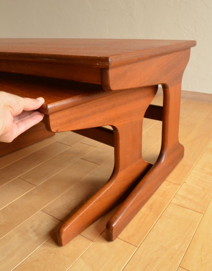 ロイドテーブル アンティーク家具 アンティークの北欧家具、カッコいいヴィンテージネストテーブル(3台セット)。このように美しく収納できます。(x-834-f)