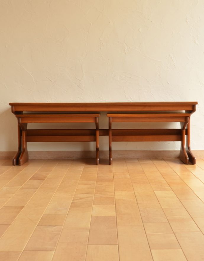 ロイドテーブル アンティーク家具 アンティークの北欧家具、カッコいいヴィンテージネストテーブル(3台セット)。メンテナンスしていますので、届いたその日からお使いいただけます。(x-834-f)