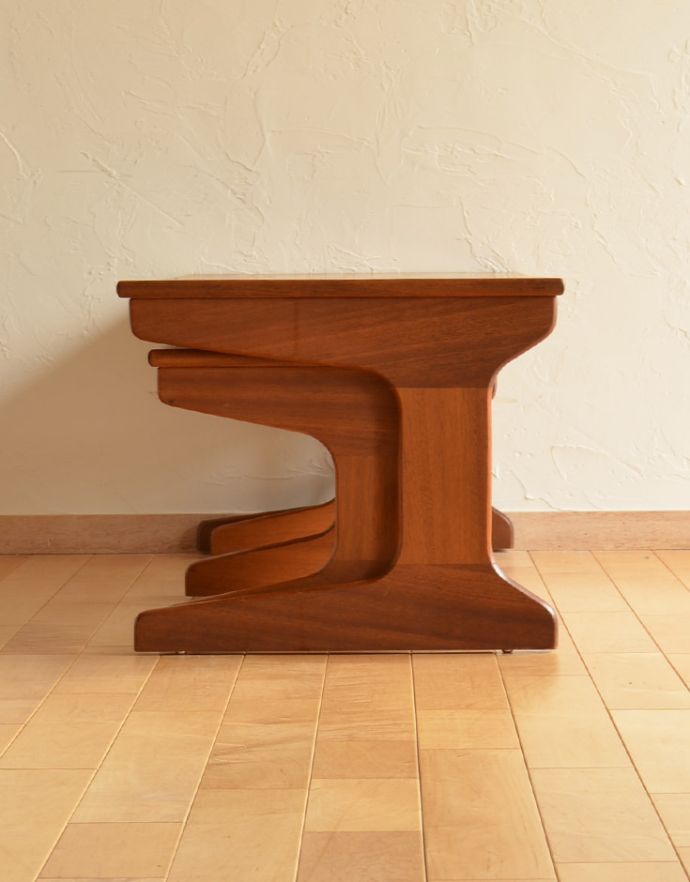 ロイドテーブル アンティーク家具 アンティークの北欧家具、カッコいいヴィンテージネストテーブル(3台セット)。小さなテーブルはこんな風に収まります。(x-834-f)