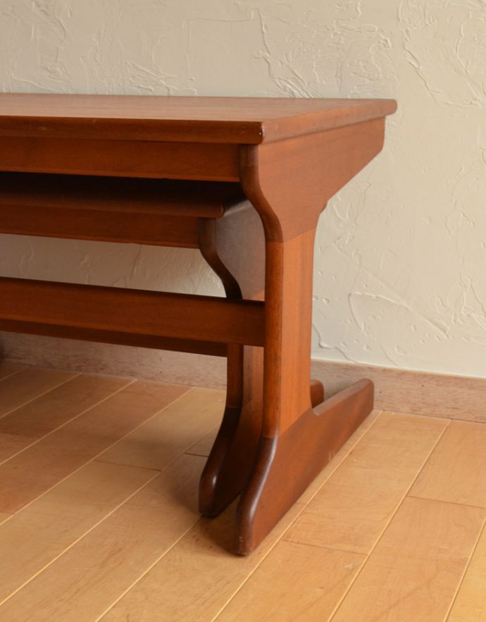 ロイドテーブル アンティーク家具 アンティークの北欧家具、カッコいいヴィンテージネストテーブル(3台セット)。スッキリとしたかっこいいデザイン。(x-834-f)