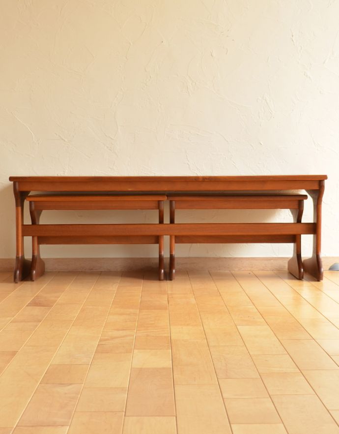 ロイドテーブル アンティーク家具 アンティークの北欧家具、カッコいいヴィンテージネストテーブル(3台セット)。後ろにはバーが付いているので丈夫です。(x-834-f)