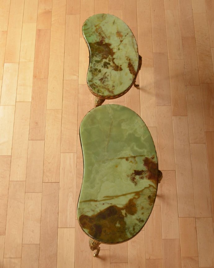 ロイドテーブル　アンティーク家具　美しいアンティークのフレンチ家具、２台セットの大理石天板キドニーネストテーブル。天板もピカピカにお直ししました。(x-835-f)