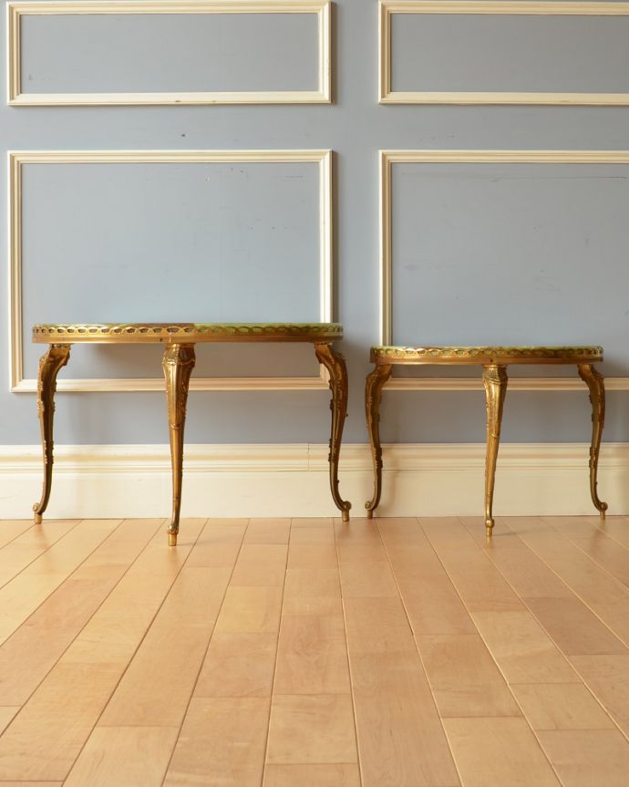 ロイドテーブル　アンティーク家具　美しいアンティークのフレンチ家具、２台セットの大理石天板キドニーネストテーブル。大・小サイズのテーブルがセットでお届けします。(x-835-f)