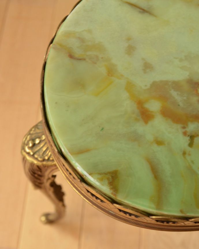 ロイドテーブル　アンティーク家具　美しいアンティークのフレンチ家具、２台セットの大理石天板キドニーネストテーブル。美しい石の模様です。(x-835-f)