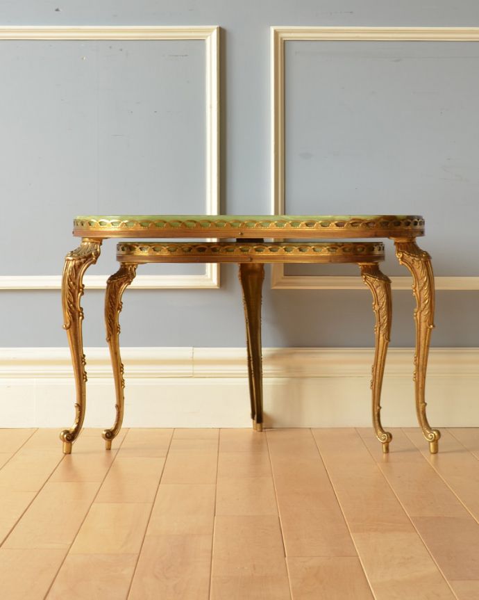 ロイドテーブル　アンティーク家具　美しいアンティークのフレンチ家具、２台セットの大理石天板キドニーネストテーブル。このように美しく、コンパクトになります。(x-835-f)