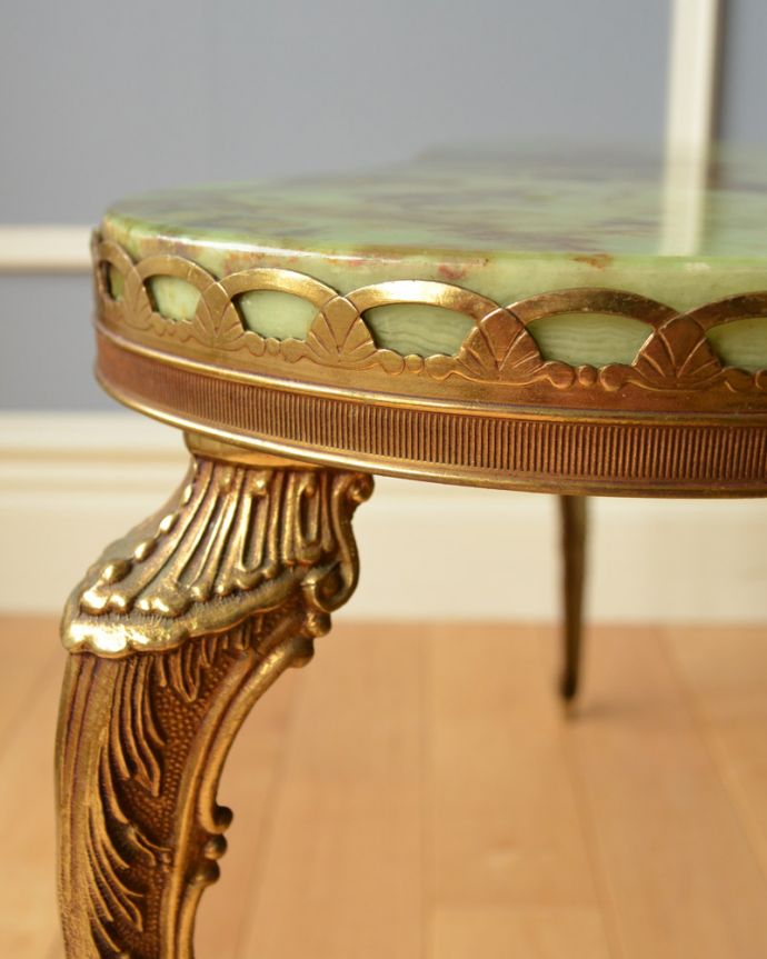 ロイドテーブル　アンティーク家具　美しいアンティークのフレンチ家具、２台セットの大理石天板キドニーネストテーブル。脚や縁にも装飾が。(x-835-f)