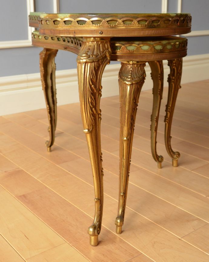 ロイドテーブル　アンティーク家具　美しいアンティークのフレンチ家具、２台セットの大理石天板キドニーネストテーブル。キチンとお直ししてありますので、安定感のある脚です。(x-835-f)