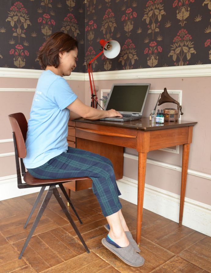 アンティークのデスク・書斎机　アンティーク家具　北欧風のインテリア、スタイリッシュなヴィンテージデスク（机）。デスクに座る時間を持つことで気持ちの切り替えができます。(x-836-f)