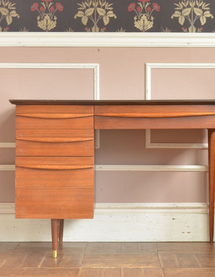 アンティークのデスク・書斎机　アンティーク家具　北欧風のインテリア、スタイリッシュなヴィンテージデスク（机）。シンプルでどんな部屋にも合わせやすいデザインです。(x-836-f)