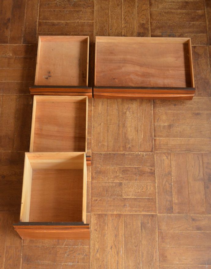 アンティークのデスク・書斎机　アンティーク家具　北欧風のインテリア、スタイリッシュなヴィンテージデスク（机）。引き出しは全部で4杯。(x-836-f)