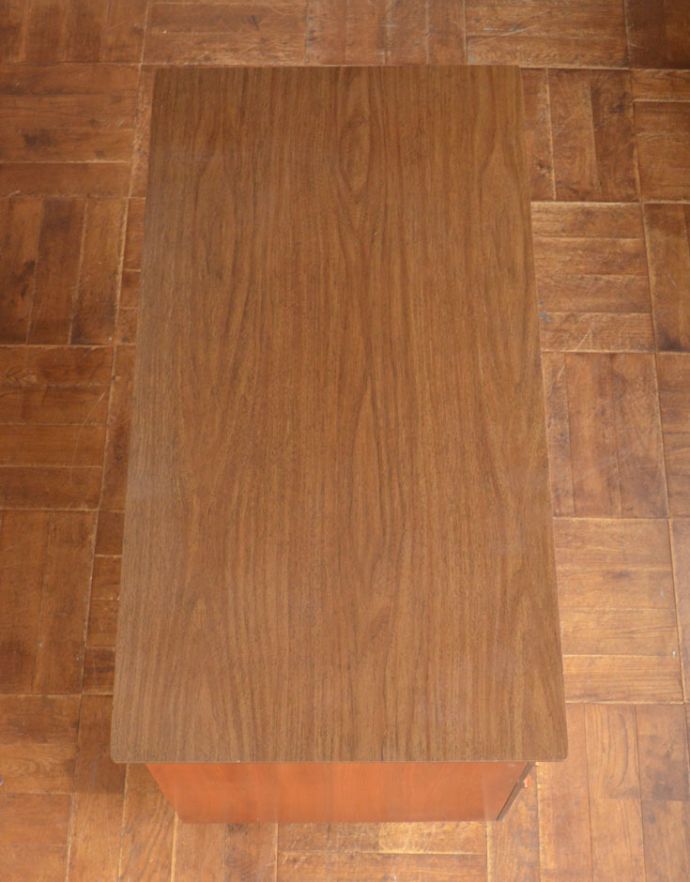 アンティークのデスク・書斎机　アンティーク家具　北欧風のインテリア、スタイリッシュなヴィンテージデスク（机）。天板もピカピカにお直ししました。(x-836-f)