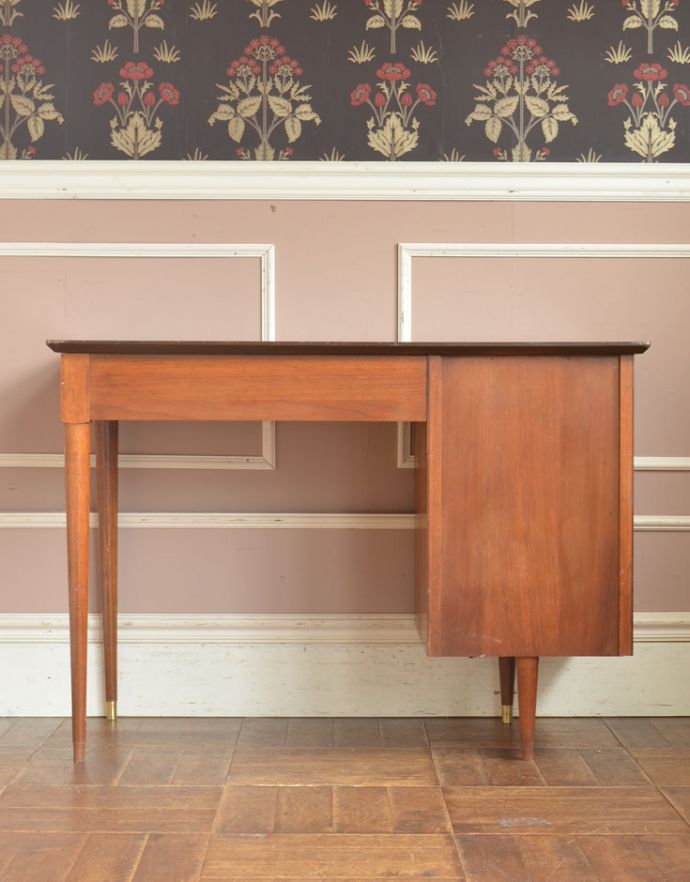 アンティークのデスク・書斎机　アンティーク家具　北欧風のインテリア、スタイリッシュなヴィンテージデスク（机）。きちんとメンテナンスしてあるので、裏側もキレイです。(x-836-f)