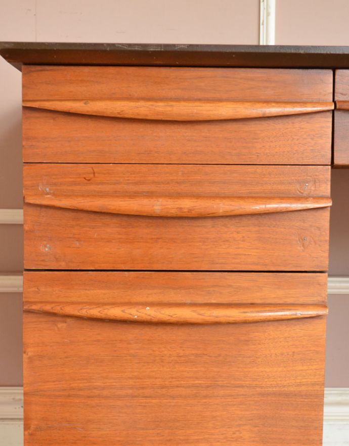 アンティークのデスク・書斎机　アンティーク家具　北欧風のインテリア、スタイリッシュなヴィンテージデスク（机）。引出しの取っ手はシンプルで開け閉めしやすいデザインです。(x-836-f)