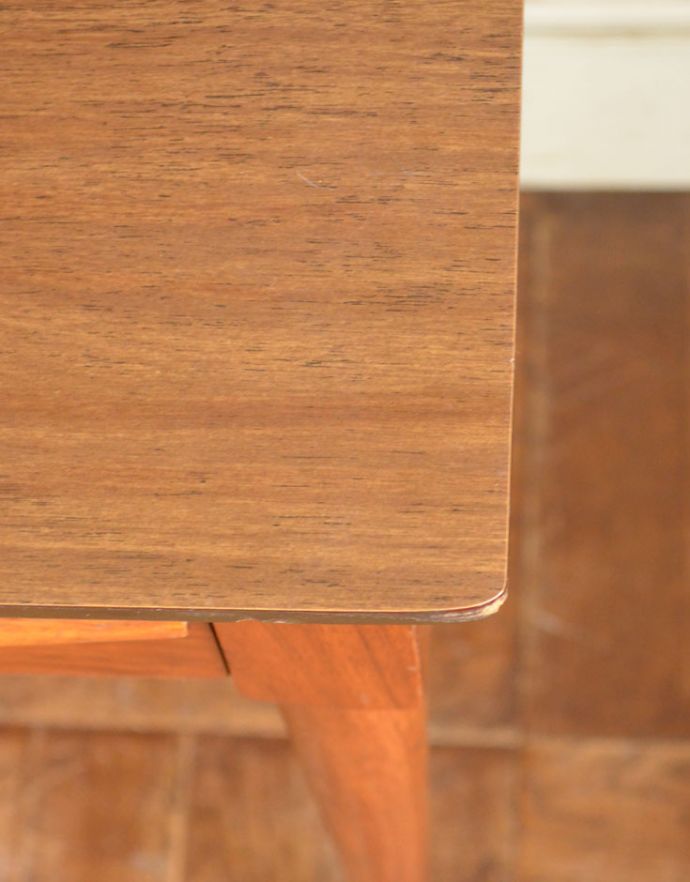 アンティークのデスク・書斎机　アンティーク家具　北欧風のインテリア、スタイリッシュなヴィンテージデスク（机）。角も美しく仕上げています。(x-836-f)