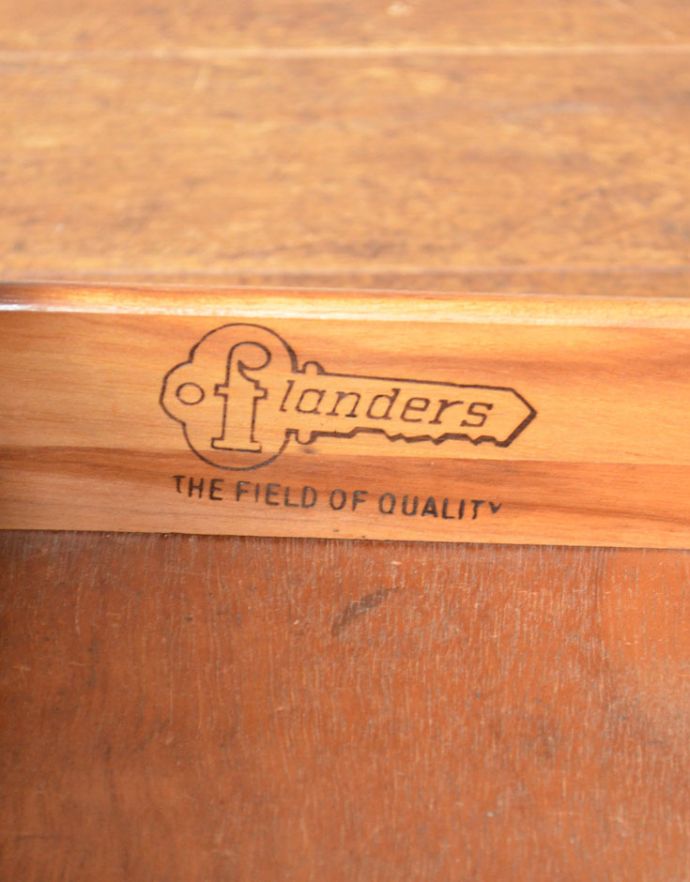 アンティークのデスク・書斎机　アンティーク家具　北欧風のインテリア、スタイリッシュなヴィンテージデスク（机）。メーカーのものと思われるロゴが入っています。(x-836-f)