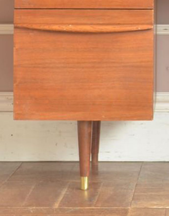 アンティークのデスク・書斎机　アンティーク家具　北欧風のインテリア、スタイリッシュなヴィンテージデスク（机）。きちんと支えます。(x-836-f)