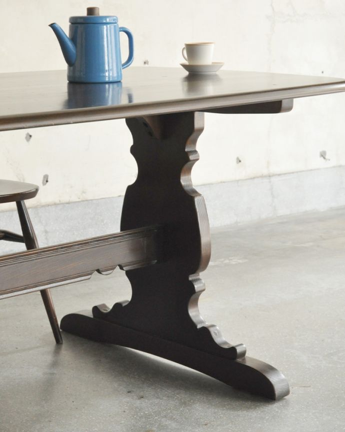 アーコールの家具　アンティーク家具　アーコール社のレクタングルテーブル、ミッションタイプの脚がアクセントのヴィンテージ家具。アーコールらしいスマートな脚。(x-837-f)