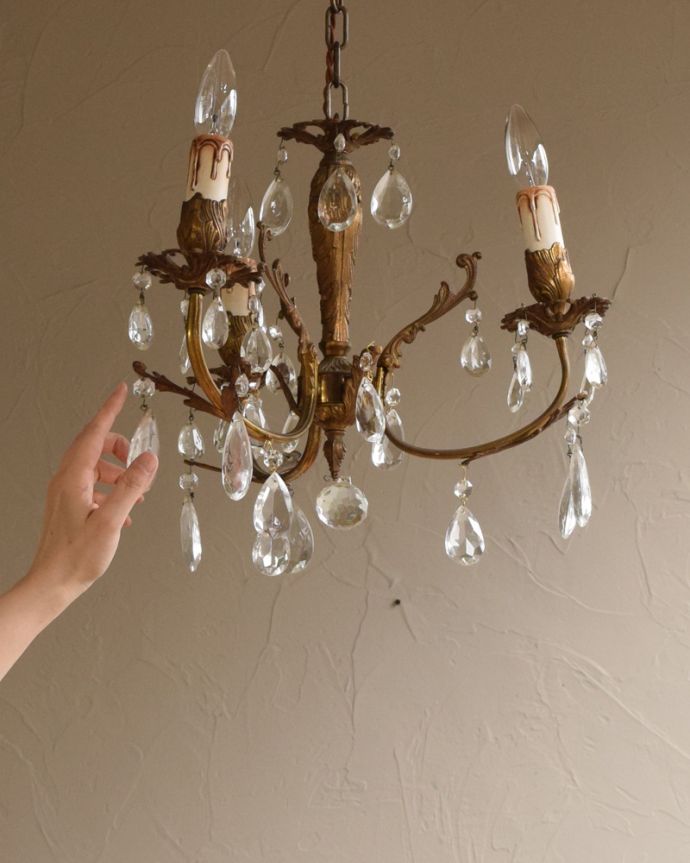 シャンデリア　照明・ライティング　フランスアンティークの植物モチーフの美しい装飾のシャンデリア（Ｅ17シャンデリア球付）。引っ掛けシーリングのタイプに加工してお届けしますので、リビングやダイニングテーブルの上などお好きな場所に簡単に取り付けてみてください。(x-837-z)