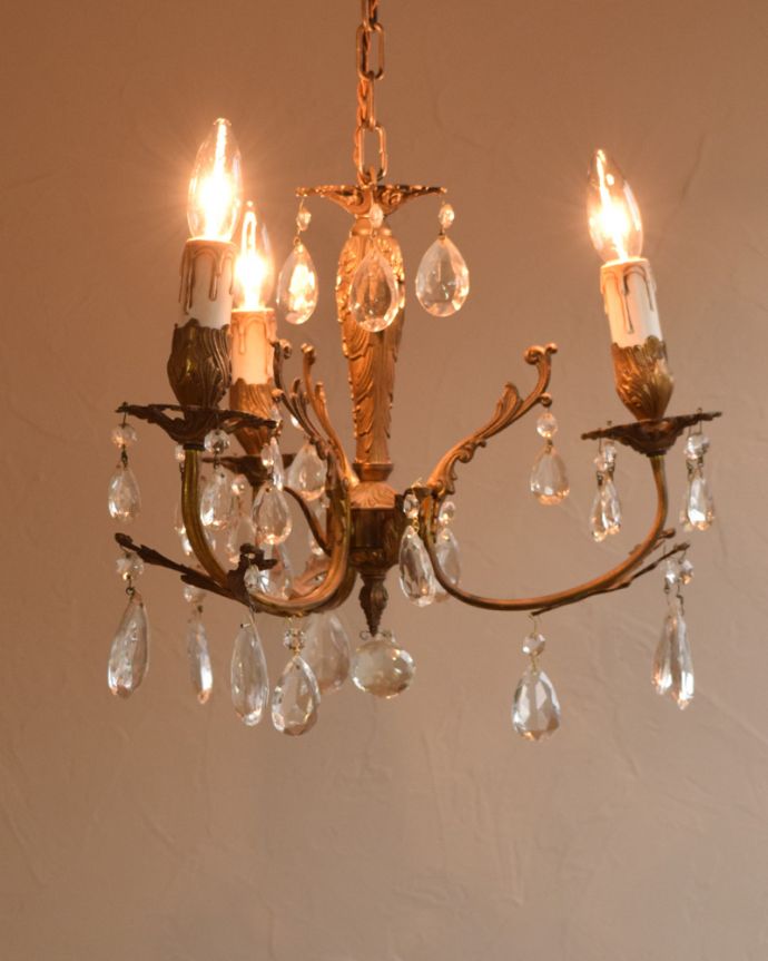 シャンデリア　照明・ライティング　フランスアンティークの植物モチーフの美しい装飾のシャンデリア（Ｅ17シャンデリア球付）。灯りが灯るとさらにゴージャスな雰囲気になります。(x-837-z)