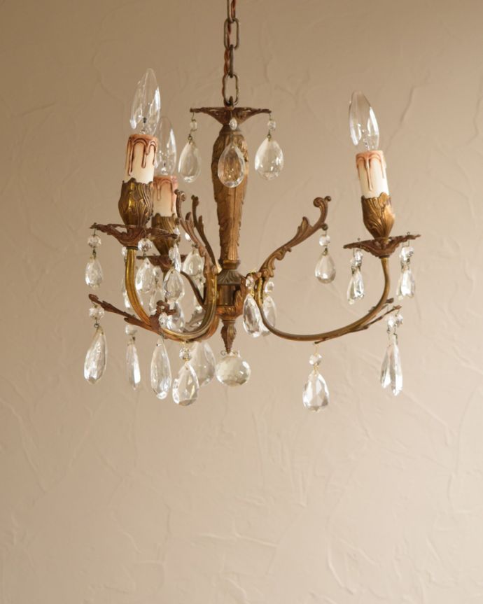 シャンデリア　照明・ライティング　フランスアンティークの植物モチーフの美しい装飾のシャンデリア（Ｅ17シャンデリア球付）。昼間は灯りをつけなくても、太陽の光でキラキラと輝きます。(x-837-z)