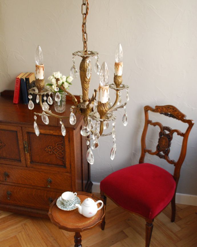 シャンデリア　照明・ライティング　フランスアンティークの植物モチーフの美しい装飾のシャンデリア（Ｅ17シャンデリア球付）。お部屋の主役になるほどの存在感です。(x-837-z)