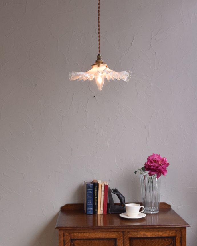 ペンダントライト　照明・ライティング　ミルクガラスのアンティークペンダントライト（コード・シャンデリア電球・ギャラリーA付き）。縁どりのフリルはクリアになっています。(x-838-z)