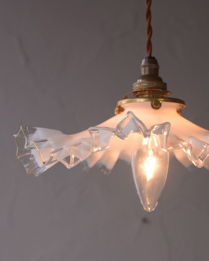 ペンダントライト　照明・ライティング　ミルクガラスのアンティークペンダントライト（コード・シャンデリア電球・ギャラリーA付き）。シェードから漏れる光に癒されます。(x-838-z)