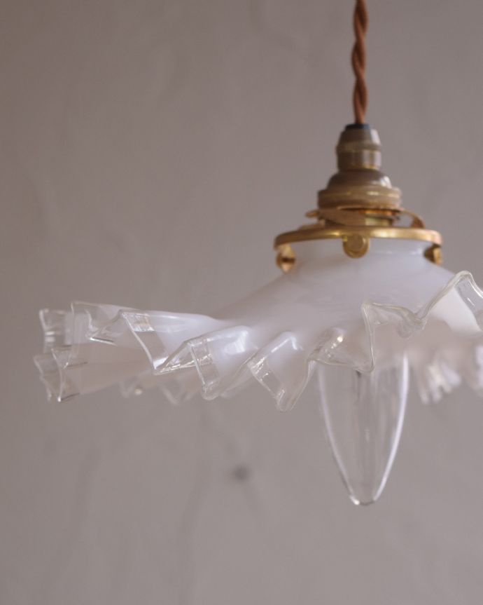 ペンダントライト　照明・ライティング　ミルクガラスのアンティークペンダントライト（コード・シャンデリア電球・ギャラリーA付き）。厚めのミルクガラスがダイニングを優しく照らします。(x-838-z)