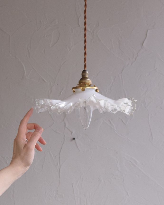 ペンダントライト　照明・ライティング　ミルクガラスのアンティークペンダントライト（コード・シャンデリア電球・ギャラリーA付き）。あたたかい光がお部屋を包み込みます。(x-838-z)